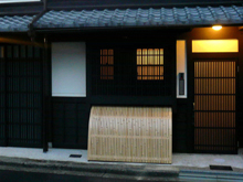 出格子のベンガラ塗装仕上げ